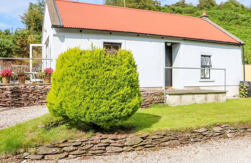 Killeagh Cottage | THE DISPENSARY, pet friendly, with a garden in Killeagh, County Cork