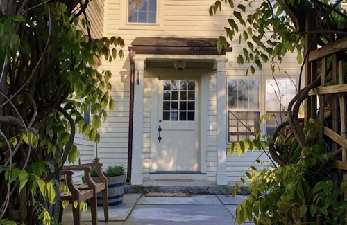 Litchfield Historic District House | The Doctor's 1781 House on the Litchfield Green