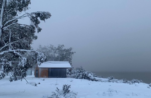 Interlaken Cabin | The Doctor‘s - Luxury lakefront container chalet