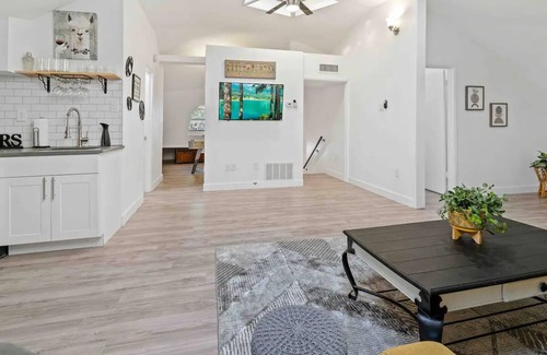 North Shore Colony House | The Domes Near Lake Travis *Sleeps 14*