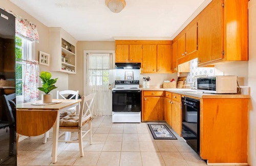 Cayce Cottage | The Dove's Nest- Charming 2-bedroom cottage peacefully nestled in fabulous Cayce