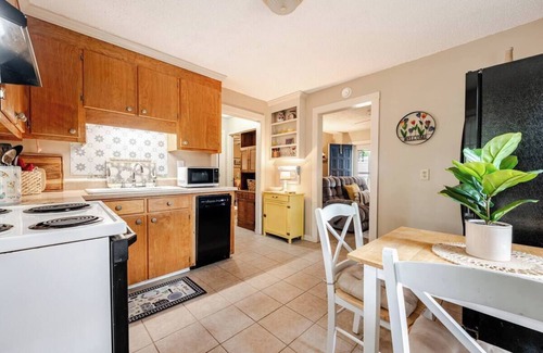 Cayce Cottage | The Dove's Nest- Charming 2-bedroom cottage peacefully nestled in fabulous Cayce