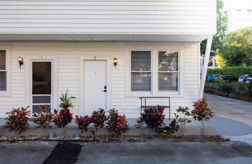 Downtown West Palm Beach Apartment | The Downtown Hibiscus House