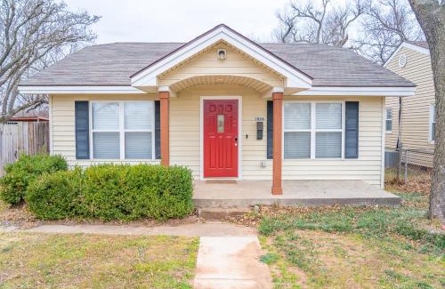Chickasha House | The Drover House by USAO in Chickasha, Fenced Yard, King Bed, Smart TV, High Speed WIFI & Covered Parking