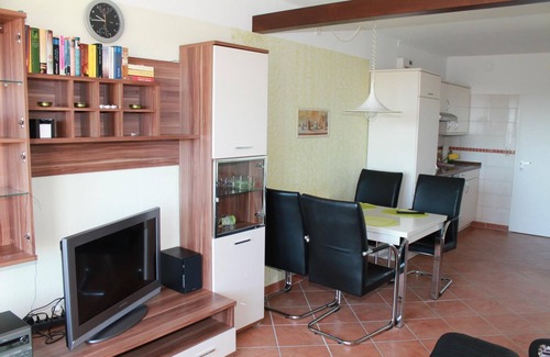 Holm Apartment | The east-facing apartment is 40 m&sup2; in size and is located on the 5th floor of the "Eckernförde" house. A double bed and a double bunk bed in the separate bedroom offer space for a maximum of 4 people. The fully furnished one-bedroom.