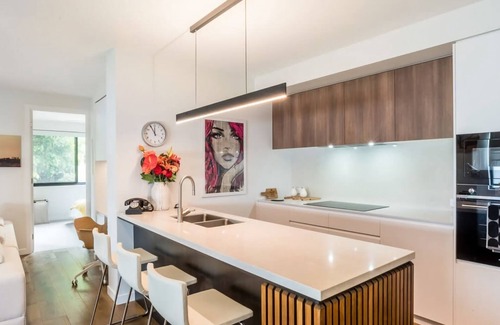 East Brisbane Apartment | The Eclectic Retreat - 3BR with Parking