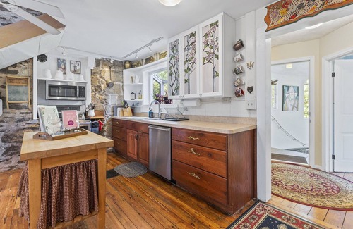 Stroudsburg House | The Eclectic Shamba Inn -Private Creek Access / Sunroom / Firepit/ Dog Friendly