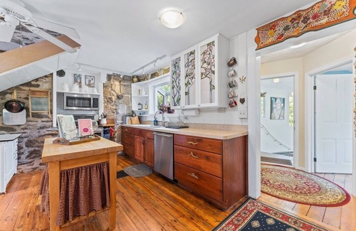 Stroudsburg House | The Eclectic Shamba Inn with Private Creek Access/Sunroom/Firepit/Dog Friendly