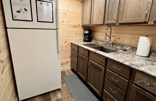 Hayward Cabin | The Edgewater Cabin-Lakeside Paradise