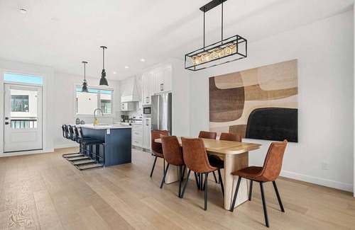 Sage Hill House | The Elevated Escape 4BR w/Rooftop, Parking x2, AC