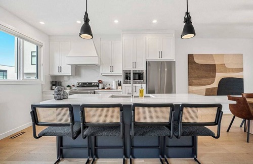 Sage Hill House | The Elevated Escape 4BR w/Rooftop, Parking x2, AC