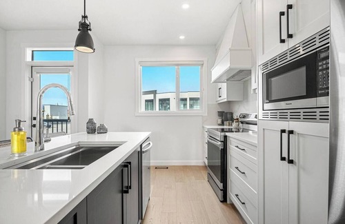 Sage Hill House | The Elevated Escape 4BR w/Rooftop, Parking x2, AC