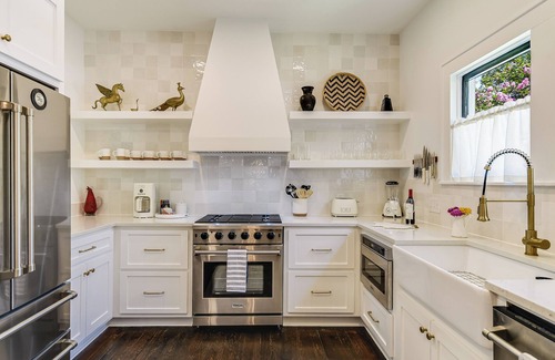 Smithville House | The Ella Norah. A Luxury Retreat. Pool and Spa. Steps to Main Street.