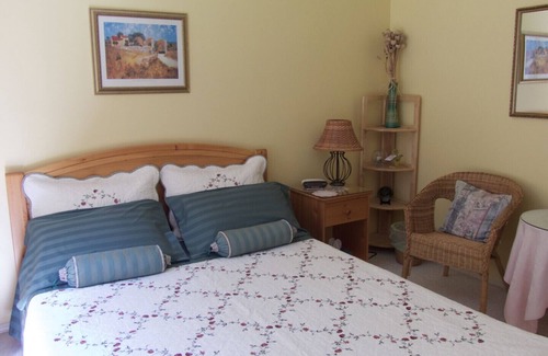 East Kootenay Bed & Breakfast | The End Of The Road B&B - Cranbrook, British Columbia - Breakfast included - Queen Room with Garden View (Unit 1)