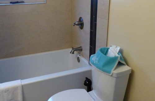 East Kootenay Bed & Breakfast | The End Of The Road B&B - Cranbrook, British Columbia - Breakfast included - Queen Room with Garden View (Unit 1)