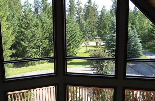 East Kootenay Bed & Breakfast | The End Of The Road B&B - Cranbrook, British Columbia - Breakfast included - Queen Room with Garden View (Unit 1)