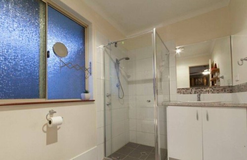 Atwell House | The Entertainer: 4x2 with pool, close to beach and shops