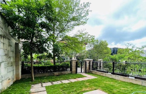Futian CBD Apartment | The environment next to the park is beautiful