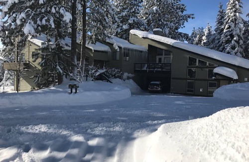 West Hills House | The Executive Lodge up in the West Hills and is 2 miles from downtown Bend.