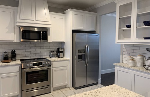 Ardmore House | THE EXECUTIVE TWO STORY “WHERE TO STAY WHEN YOUR AWAY”(JACUZZI, ADA COMPLIANT)