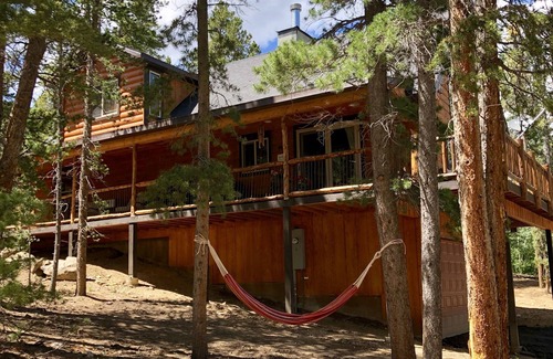Black Hawk Cabin | The Fabulous BlackHawk Log CabinnFamily and Pet - friendly