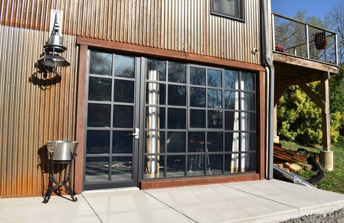 Asheville Apartment | THE FACTORY @UTOPIA ~ POOL ~ KING BED ~ HOT-TUB ~ 2M DTN