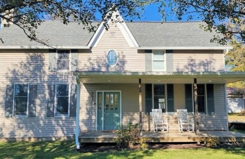 Bloomington House | The Fairfax Farmhouse is a charming 3-bedroom house located in Bloomington.