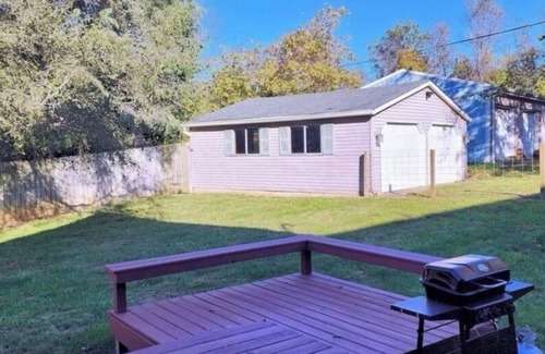 Bloomington House | The Fairfax Farmhouse is a charming 3-bedroom house located in Bloomington.