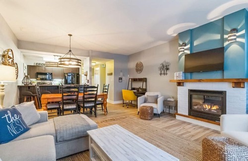 The Blue Mountains Condo | The Fairway Nest with Pool, Hot Tub & Golf!