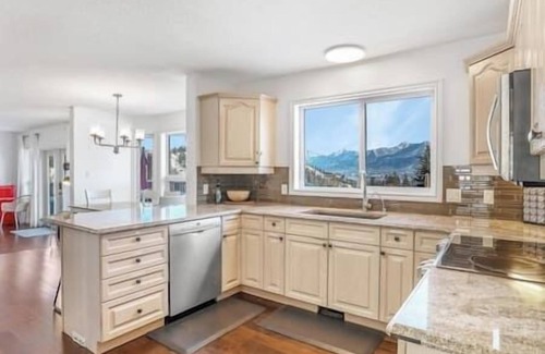 East Kootenay House | The Family Getaway: Relaxation with Pool & Hot Tub