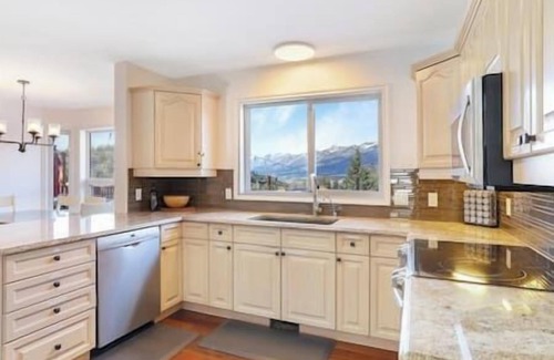 East Kootenay House | The Family Getaway: Relaxation with Pool & Hot Tub