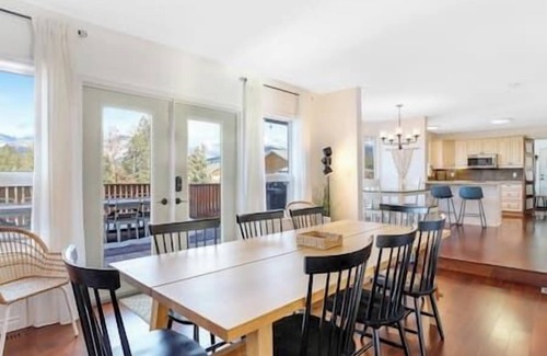 East Kootenay House | The Family Getaway: Relaxation with Pool & Hot Tub