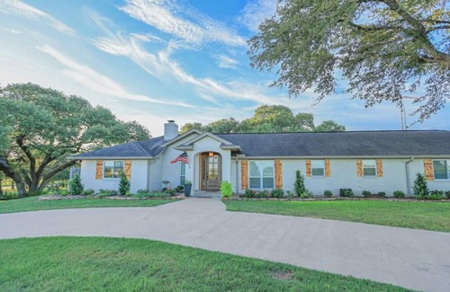 Schulenburg House | The Farm at Schulenburg | 112 Acres, Pool/Hot Tub