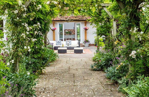 Chippenham House | THE FARM HOUSE @ NABLES FARM, family friendly in Upper Seagry