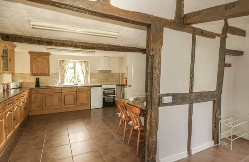 Moreton Cottage | THE FARMHOUSE, character holiday cottage, with a garden in Ledbury