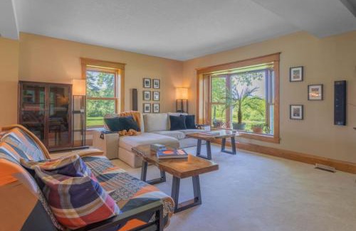 Belleville House | The Farmhouse - Luxury 5BR - Bay View - Waterfront - WFH - Home Gym