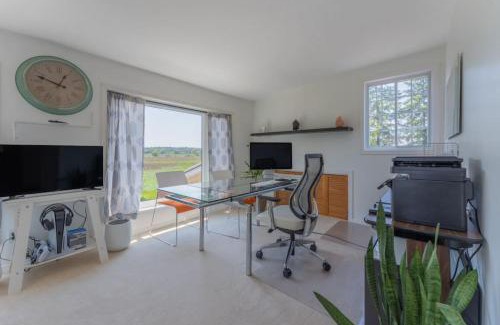 Belleville House | The Farmhouse - Luxury 5BR - Bay View - Waterfront - WFH - Home Gym