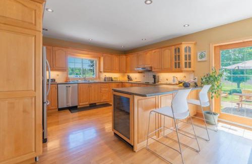 Belleville House | The Farmhouse - Luxury 5BR - Bay View - Waterfront - WFH - Home Gym