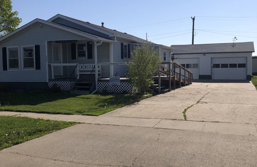 Sergeant Bluff House | The Farmhouse.only in town!