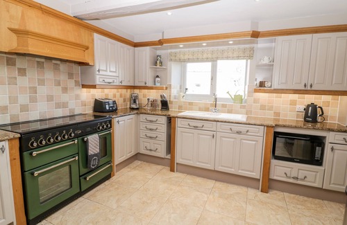 Tunstall House | THE FARMHOUSE, pet friendly, with hot tub in Biddulph
