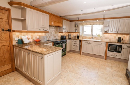 Tunstall House | THE FARMHOUSE, pet friendly, with hot tub in Biddulph