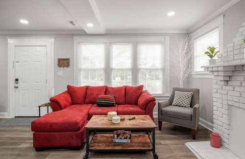 South Richmond House | The "Farmhouse": Spacious, Moo-tiful Haven by RVA!