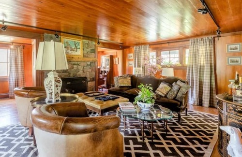 Upper Black Eddy House | The Farmhouse on 80 acre Pear and Apple orchard