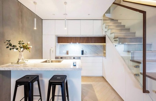 Alexandria Apartment | The Fern Split level Eco Luxury w Lush Courtyard