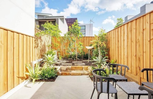 Alexandria Apartment | The Fern Split level Eco Luxury w Lush Courtyard
