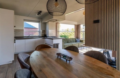 Oude-Tonge House | The fishermans lodge! This sturdy, warm island House has a fireplace (gas), small bar to eat and a d