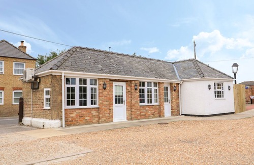 Wisbech House | THE FIVE BELLS INN, character holiday cottage, with hot tub in Upwell