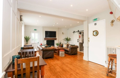 Wisbech House | THE FIVE BELLS INN, character holiday cottage, with hot tub in Upwell