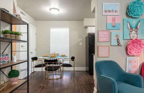 Oakmont Heights Apartment | The Flamingo 102 l Pool I 65 Smart TV I Sleeps 5