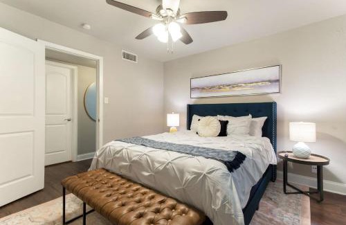 Oakmont Heights Apartment | The Flamingo 102 l Pool I 65 Smart TV I Sleeps 5